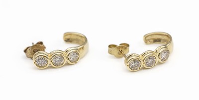 Paar 14 kt Gold Brillant-Ohrstecker, GG 585/000, je mit 3 Brillanten besetzt zus. ca. 1.0 ct Weiß/si-p, L. ca. 1.8 cm, ca. 3.1 g, Zertifikat
