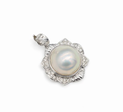 18 kt Gold Mabeperl-Brillant-Anhänger, WG 750/000, blütenförmig, mittig Mabeperle, D. ca11.8 mm, umgeben von 22 Brillanten zus. ca. 0.40 ct ...