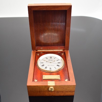 CERTINA Kurth Freres Marine Quartz Tischuhr, Schweiz um 1980, quartz, aufklappbares Edelholzgehäuse, vers. Kontrastzifferbl. m. röm. Zahlen, verg. ...