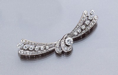 18 kt Gold Art-Deco-Brosche, WG 750/000, 1930er Jahre, mittig Brillant ca. 0.50 ct, weitere Brillanten und 8/8-Diamanten zus. ca. 1.20 ct Weiß/si, ...