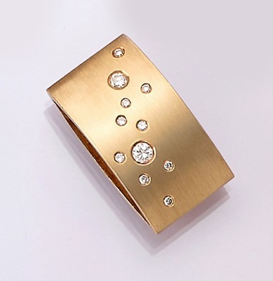 18 kt Gold Brillant-Anhänger, GG 750/000, seidenmattiert, 11 Brillanten zus. ca. 0.25 ct Weiß/si, total ca. 8.7 g, L. ca. 2 cm