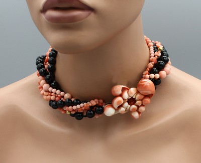 Ausgefallenes Korallen-Onyx-Collier, 6- reihig, 2 Reihen Onyx (1 x mattiert, 1 x poliert), 4 Stränge Korallen in versch. Schliffformen, ...