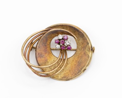 14 kt Gold Brillant-Rubin-Brosche, GG 585/000, 1950er Jahre, geschwungene Gestaltung, Oberfläche teilw. sat., 5 rundfacett. Rubinezus. ca. 0.20 ct, ...