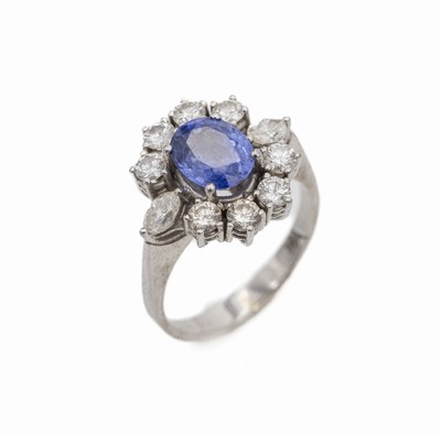 18 kt Gold Diamant-Saphir-Ring, WG 750/000, mittig ovalfacett. Saphir ca. 2.0 ct,umgeben von 2 Diamantnavettes und 8 Brillanten zus. ca. 1.10 ct ...
