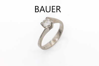 18 kt Gold Brillant-Ring, WG 750/000, Brillant ca. 0.60 ct Weiß/vs, RW 54, Meistermarke Christian Bauer, ca. 4.2 g, Reinigung empfohlen