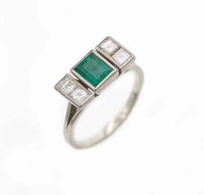 18 kt Gold Diamant-Smaragd-Ring, WG 750/000, mittig Smaragd im Treppenschliff ca. 1.0 ct, 4 Diamant-Carrees zus. ca. 0.60 ct Weiß/si, RW 55, ca. ...