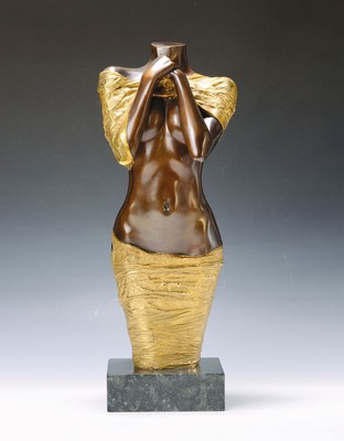 Willi Kissmer, 1951-2018, Bronzeskulptur, stehender Halbakt aus dem Jahre 2009, sign., num. 13/49, H. ca. 54 cm