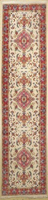 Täbriz fein(60 Raj), Persien, ca. 50 Jahre,Korkwolle mit und auf Seide, ca. 320 x 77 cm, ca. 650.000 Kn/qm, EHZ: 2(leicht fleckig)