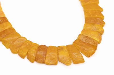 Bernstein-Collier, im Verlauf angeordnete Butterscotch-Stege, verschieden geformt, L. ca. 43 cm, Steckverschluss verg. mit US-Patent
