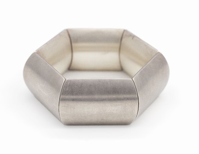 Design-Armreif, 925er Silber, hexagonal, 6 Glieder auf Stahlfeder, Oberfläche mattiert, l. Kratzer, D. ca. 5.5 cm, ca. 190 g, Meistermarke G ...