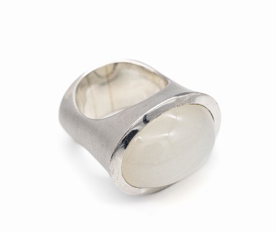 Design-Ring, 925er Silber, teilw. sat., ovaler Mondstein-Cabochon, schwere Verarbeitung, RW 61, ca. 42.2 g