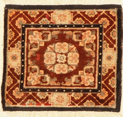 Sitzbankteppich antik, China, um 1900, Wolle auf Baumwolle, ca. 60 x 54 cm, EHZ: 3