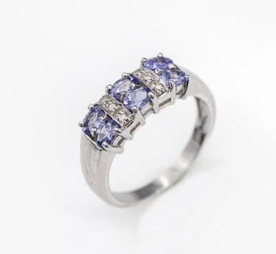 9 kt Gold Tansanit-Diamant-Ring, WG 375/000, 6 ovalfacett. Tansanite zus. ca. 0.80 ct, 6 8/8-Diam. zus. ca. 0.03 ct Weiß/p1,total ca. 3.2 g, RW 54