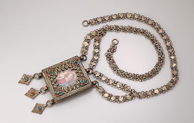 Devotionalie, deutsch um 1880-90, Metall versilbert, gr. Anhänger, ca. 8 x 6.5 cm, mit bewegl. Abhängungen, Darstellung Jesus als Kind mit Maria, ...