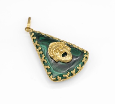 18 kt Gold Malachit-Anhänger, GG 750/000, wohl Mittel- bzw. Südamerika, Malachit in abstrakter Fassung, aufgelegte Maske aus Gold,ca. 6 x 4 cm