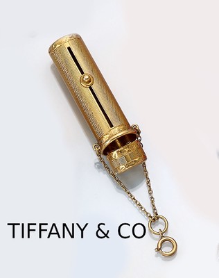 14 kt Gold TIFFANY & CO. Lippenstiftbehälter, GG 585/000 gepr., 1930er Jahre,schlichte Gestaltung, teilw. grav., Klappdeckel, kl. Kette mit ...
