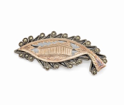 Markasit-Brosche, 950er Silber und Gold, 1950er Jahre, floraler Rahmen, mittig antiker Tempel, L. ca. 5.5 cm