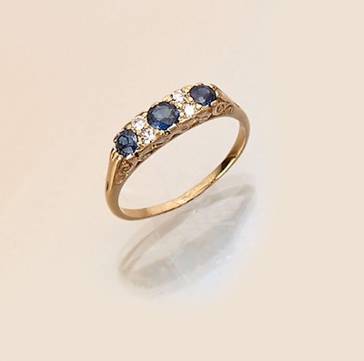 18 kt Gold Saphir-Diamant-Ring, GG 750/000, um 1890/1900, Kopf mit aufwändigerDurchbrucharbeit, 3 rundfacett. Saphire zus. ca. 0.45 ct, 4 ...