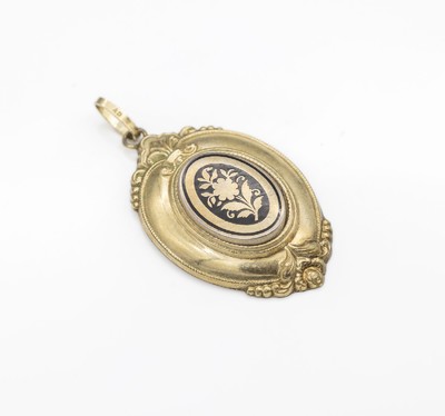 Biedermeier-Anhänger, deutsch um 1840/50, Schaumgold, Fond schwarz emailliert, Öse und Anhängeöse später, L. ca. 4.2 cm