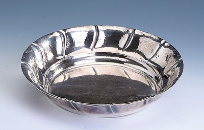 Anbietschale, Silber gepr., um 1930, schlichtes Design, leicht gewellter Rand, Hammerschlagdekor, D. ca. 22 cm, ca. 194 g, Gebr.Spuren und kl. Dellen
