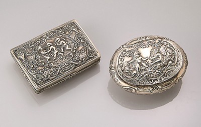 Konvolut 2 Silberdosen Hanau, um 1900, reich verziert mit Puttendekor, 1 x oval ca. 8 x 6 cm, rücks. Monogr. und bez. Kreuznach 1895, 1 x 8 x 5.5 ...