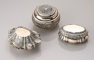 Konvolut 3 Silberdosen, 1930er Jahre, 1 x Muschelform, Innenvergoldung, 800er Silberca. 7 x 5 cm; 1 x 835er Silber, Gebr. Kühn, barockisierend, ca. ...
