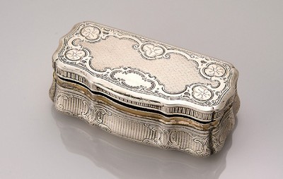 Dose Österreich, Wien 1850er Jahre, 13-lötiges Silber, Innenvergoldung, leicht gebauchte Form, allseitig guill. und graviert mit Rocaillen und ...