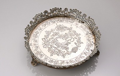 Visitenkartentablett, 833er Silber, wohl Portugal/Porto um 1880/90, rund, florale Gravur mit Blüten, Blättern und Akanthusdekor,durchbrochenes ...