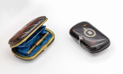 2 Schildpatt-Geldbörsen, wohl Österreich um1870, 1 x aufklappbar, innen blauer Stoff, 4 kl. Fächer, Deckel mit eingelegten Zierbändern und ...