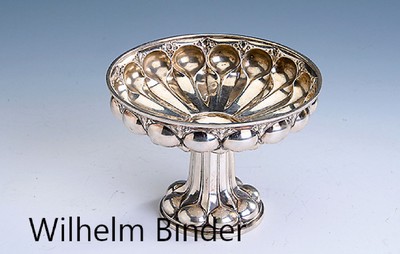 Anbietschale, 800er Silber, deutsch um 1900, große flache Cuppa, schmaler Fuß und Schaft, teilw. mit floralen Ornament, H. ca. 8.5 cm, D. ca. 12 ...