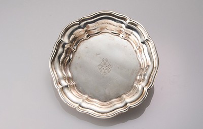 Anbietschale, 750er Silber, 12 Lot, wohl deutsch um 1870-80, Spiegel mit Adelswappen mit Rocaillen, auf Boden Monogramm W.v.M, D. ca. 15 cm, ca. 79 g