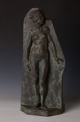 Zuschreibung: Otto Feist, geb. 1872, stehender weiblicher Akt, Bronzerelief, teils grün patiniert, H. ca. 57cm