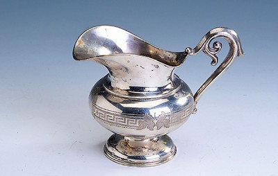 Sahnegießer, 750er Silber, 2. Hälfte 19. Jhd., bauchige Form, klassizistisches Ornament mit Mäanderband und Blättern, freies Monogrammfeld, ...