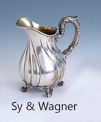 Sahnegießer, 800er Silber, Berlin 1888- 1895, Meistermarke Sy & Wagner, bauchige Form,in sich verdrehte Godronierung, prunkvoller Griff, mit ...