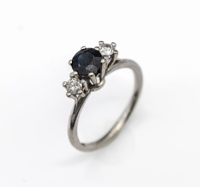 18 kt Gold Saphir-Brillant-Ring, WG 750/000, mittig rundfacett. Saphir ca. 1.0 ct,2 Brillanten zus. ca. 0.30 ct Weiß/p, RW 56, ca. 3.8 g