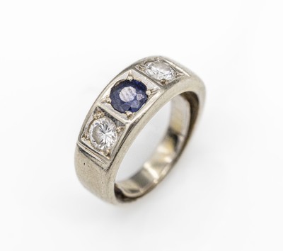 14 kt Gold Saphir-Diamant-Ring, WG 585/000, mittig rundfacett. Saphir ca. 0.10 ct, 2 Brillanten zus. ca. 0.40 ct Weiß/si, RW 45, ca. 5.4 g, ...