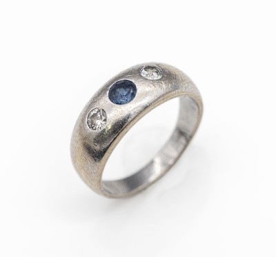 14 kt Gold Saphir-Brillant-Ring, WG 585/000, mittig rundfacett. Saphir ca. 0.10 ct, 2 Brillanten zus. ca. 0.10 ct Weiß/si, RW 49, ca. 4.8 g
