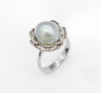 14 kt Gold Zuchtperl-Ring, WG 585/000, abstrakter Ringkopf, mittig Zuchtperle, D. ca.9.5 mm, RW 48, ca. 4.7 g