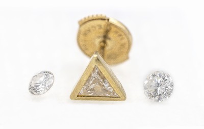 Lot 2 lose Brillanten, zus. ca. 0.25 ct Weiß-l.get.Weiß/si, dazu 1 Diamant-Stickpin mit 1 Diamant-Triangel ca. 0.10 ct Weiß/si