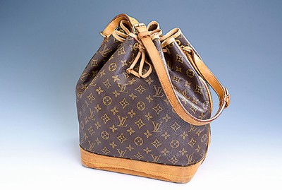LOUIS VUITTON SAC Noe Grande, Monogram Canvas, Besätze und Tragehenkel Leder, innen brauner Stoff, fleckig, Kordelzug, stärkere Gebr.-Spuren, ca. ...
