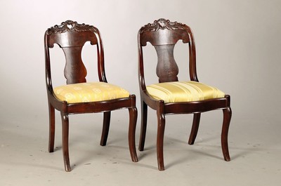 3 kleine Stühle, Norddeutschland um 1830, Mahagoni massiv und furniert, elegant geschnittene Säbelbeine, eingelassenes Sitzpolster, neu hergestellt ...
