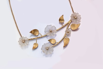 14 kt Gold Designer Collier, nicolaurea DESIGN, GG 585/000, asymm. Gestaltung, Zweig mit Blüten und Blättern, Blüten Bergkristall geschnitten und ...