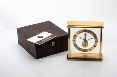 Jaeger-LeCoultre Stabwerk-Tischuhr im original Etui, Schweiz verk. lt. orig. Papier 1977, 4-seitig vergl. Geh., verg., Signatur am vorderen Glas ...