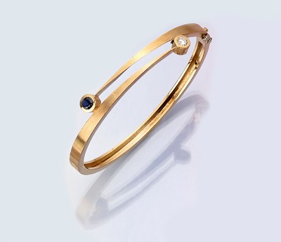 18 kt Gold Saphir-Brillant-Armreif, GG 750/000, teilmatt., 1 rundfacett. Saphir ca. 0.25 ct, 1 Brillant ca. 0.20 ct feines Weiß/si, ca. 18.4 g, ...