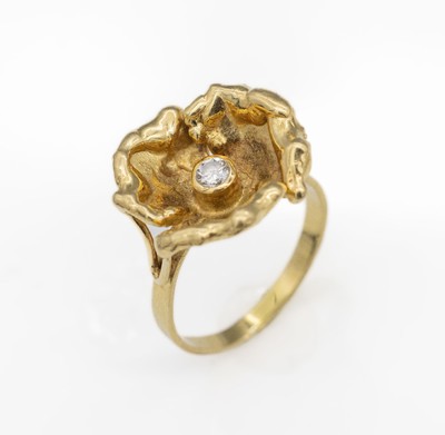 18 kt Gold Brillant-Ring, GG 750/000, blütenförmiger Ringkopf, mittig 1 Brillant ca.0.20 ct feines Weiß/vs-si, bez. Kley, Handarbeit, ca. 8.6 g, ...