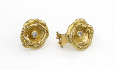 Paar 18 kt Gold Brillant-Ohrstecker, GG 750/000, blütenförmig, 2 Brillanten zus. ca. 0.14 ct feines Weiß/p, ca. 10.3 g