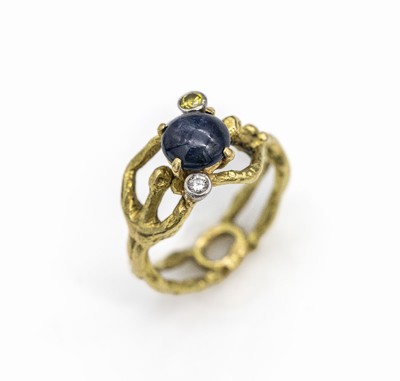 18 kt Gold Saphir-Brillant-Ring, GG 750/000, abstrakte Gestaltung, mittig 1 Saphircabochon ca. 1.0 ct, 2 Brillanten zus. ca. 0,10 ct, 1 x Weiß/si, ...