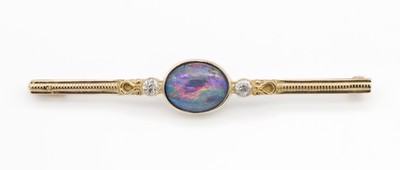14 kt Gold Opal-Diamant-Brosche, GG 585/000, länglich, mittig Opal-Triplette, 2 Altschliffdiamanten zus. ca. 0.20 ct Weiß/p, L. ca. 6.5 cm, ca. ...
