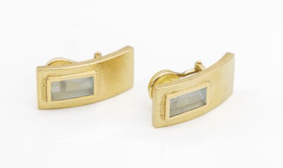 Paar 18 kt Gold Aquamarin-Ohrstecker, GG 750/000 sat., 2 Aquamarin-Baguettes, ca. 11.7 g, Meistermarke unged.