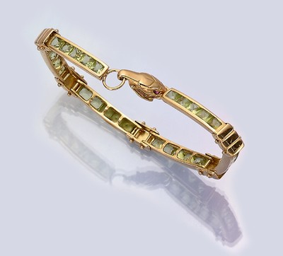 18 kt Gold Peridot-Armband, GG 750/000, 35 Peridot-Carrees zus. ca. 9.0 ct, ausgefallene Schließe in Form eines Schlangenkopfes mit kl.Rubinen als ...